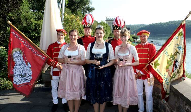Im Schutz von Junggesellen-Hauptmann und -Leutnant sowie flankiert von den Fähnrichen präsentierte sich eine strahlende Burgundia Aileen I., aus dem Hause Koch mit ihren Weinprinzessinnen Sabrina Müller und Luise Grins über dem Rheintal. Foto: DL