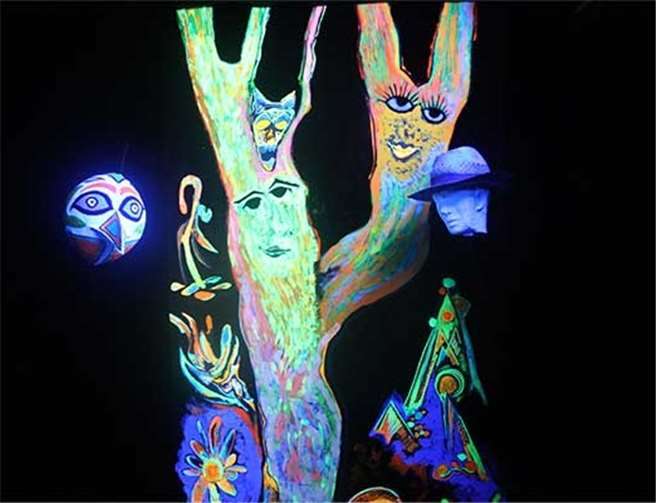 Im Schwarzlicht strahlen Werke von Hesse und Smetana. privat