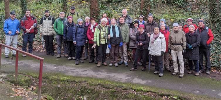 Im Schweizer Tal unterhalb der Gedächtniskapelle, die über Miellen thront, versammelten sich die Wanderer fürs gemeinsame Gruppenfoto.Fotos: privat