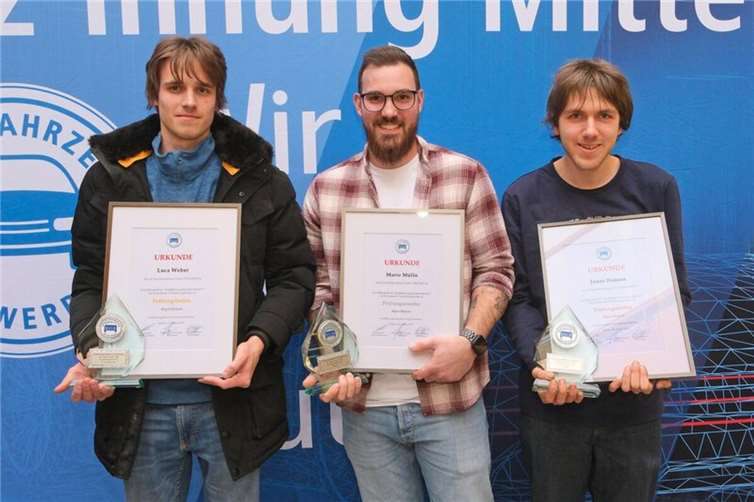 Im Schwerpunkt Nfz-Technik belegten die Schüler Mario Mülln (Mitte) und Jonas Hansen (r.) den zweiten und dritten Platz. Fotos: Michael Jordan