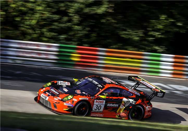 Im Schwesterfahrzeug mit der Nummer 30 erhalten die Stammpiloten Klaus Abbelen, Alex Müller und Lance David Arnold Unterstützung von Robert Renauer.