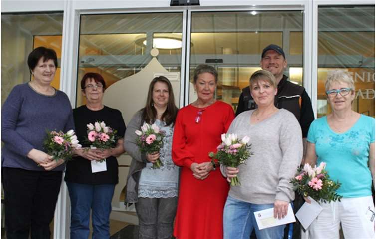 Im Seniorendomizil Bad Tönisstein wurden langjährige Mitarbeiter geehrt (v. l.): Irina Bergmann (15 Jahre Betriebszugehörigkeit), Marita Schumacher (16 Jahre), Selina Schüller (zwölf Jahre), Rita Stein und André Mohr (Geschäftsführung), Yvonne Duschik (zehn Jahre) und Ulrike Rosenzweig (17 Jahre).  privat