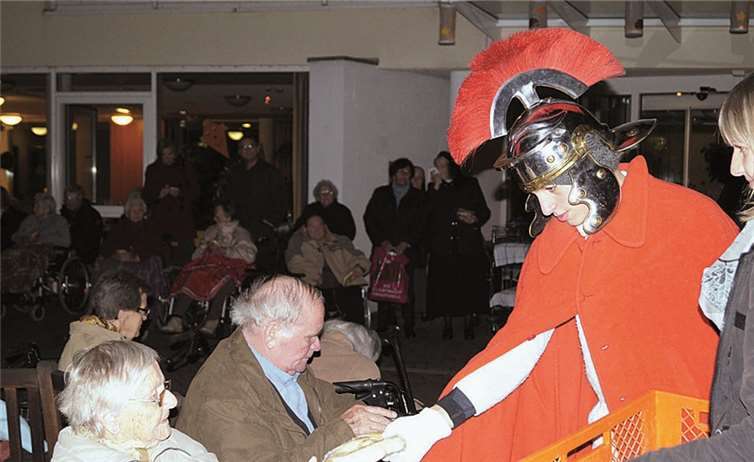 Im Seniorenheim beginnt in Treis traditionell der abendliche Laternenzug. Nach dem Singen der Martinslieder beginnt der barmherzige Mann mit dem Verteilen der Brezeln an die älteren Mitbürger. MT