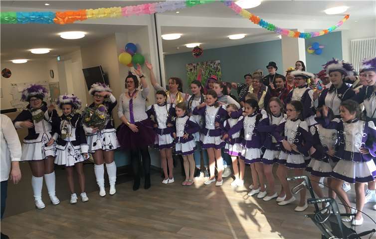 Im Seniorenheim wurden die Möhnen mit einer großzügigen Spende überrascht.Foto: privat