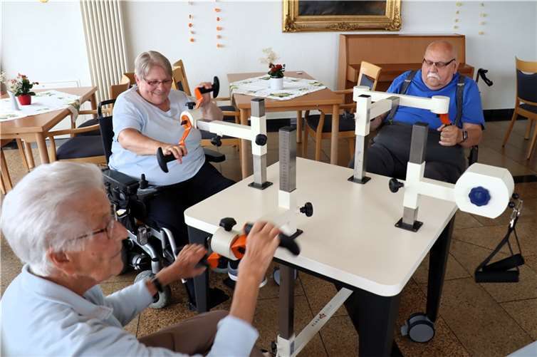 Im Seniorenzentrum Ignatius-Lötschert-Haus wird das Freizeitprogramm durch immer neue Elemente erweitert – hier testen Bewohner/innen einen von der Else-Schütz-Stiftung geförderten „Plaudertisch“.  Foto: Uli Schmidt