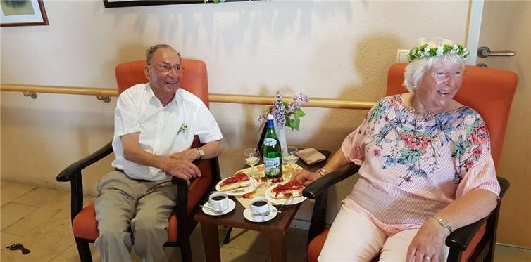 Im Seniorenzentrum Katharina Kasper wurde zum ersten Mal ein Maikönigspaar gewählt.  privat