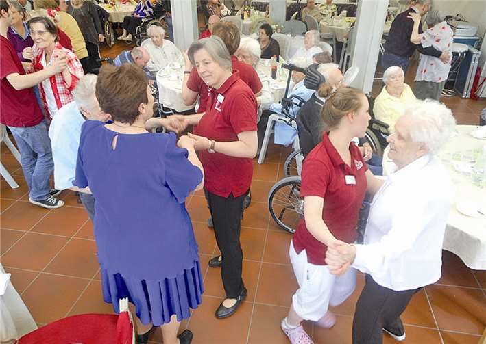 Im Seniorenzentrum Maranatha wurde fest in den Wonnemonat hineingetanzt. privat