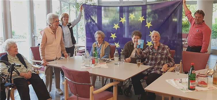 Im Seniorenzentrum im Heinrich-Haus diskutierten die TeilnehmerInnen der „Tee Runde“ mit Pulse of Europe Neuwied über den europäischen Einigungsprozess und die Zukunft Europas. Foto: privat