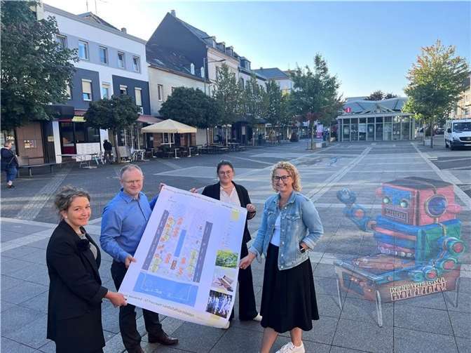 Im September 2023 blickten die Verantwortlichen um Oberbürgermeister Jan Einig noch erwartungsvoll auf die Pläne zur bevorstehenden Aufwertung des Luisenplatzes.  Foto: Ulf Steffenfauseweh
