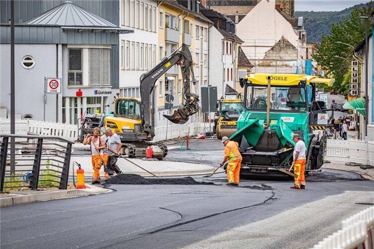 Im September konnte die fertiggestellte Südrampe an der Pfaffendorfer Brücke und der neue Kreisverkehr in der Emser Straße asphaltiert werden. Foto: Stadt Koblenz/Andreas Egenolf