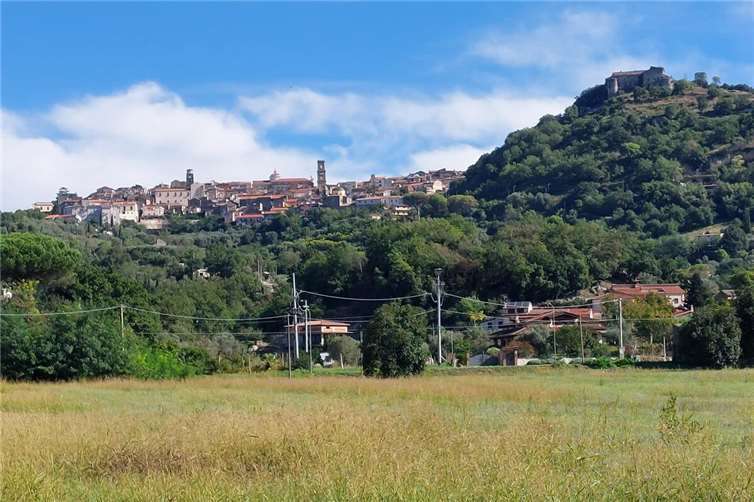 Im September statteten die reiselustigen Mitglieder des Freundeskreises einen wieder ereignisreichen Besuch in Caiazzo ab. Aus dem Tal von Cesarano bot sich dabei wieder dieser Blick auf die auf einem Bergrücken errichtete Stadt.Foto: privat