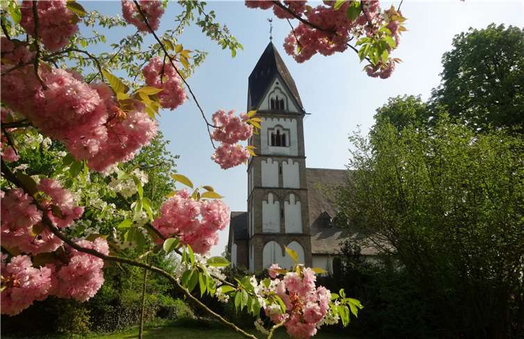 Im September veröffentlicht der Kirchbauverein Niederbieber im Rahmen seiner Sponsoring-Kampagne „Pro Kirchturm denken“ auch einen Aufstell-Kalender mit Fotos der Kirche. Hier das Motiv für den Monat April. Erhard Jung