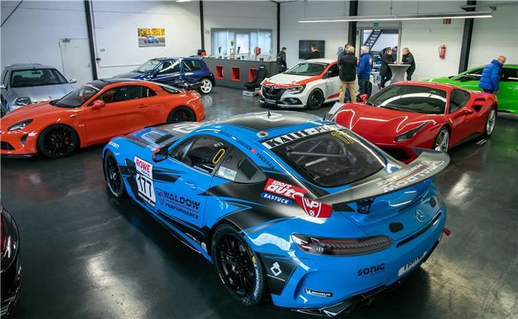 Im Showroom von „Waldow Performance“ warten jede Menge sportliche Fahrzeuge auf ihre neuen Besitzer.