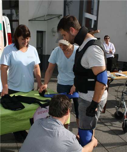 Im Simulationsanzug konnten junge Menschen ein Gefühl für eventuell auftretende Defizite im Alter bekommen.