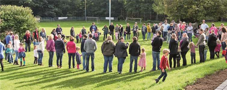 Im Singkreis zu Beginn des Festes wurden alle neuen Kinder und Eltern begrüßt. Privat