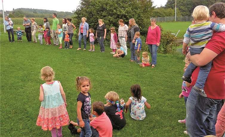 Im Singkreis zu Beginn des Festes wurden alle neuen Kinder und Eltern begrüßt.privat