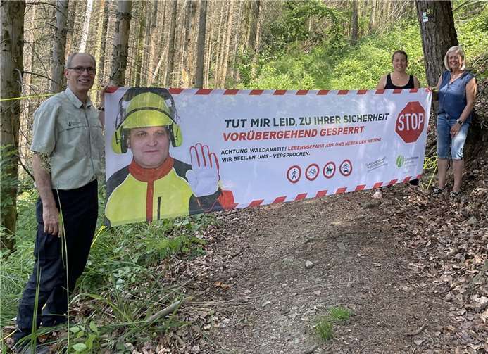 Im Sinne der Sicherheit: Förster Gregor Nassen, Vanessa Schmid vom Touristik-Verband-Wiedtal und Bürgermeisterin Rita Viccari (v.l.) kündigen die Ernte von Gefahrenbäumen am Bärenkopp an.. Foto: Liane Viehbahn