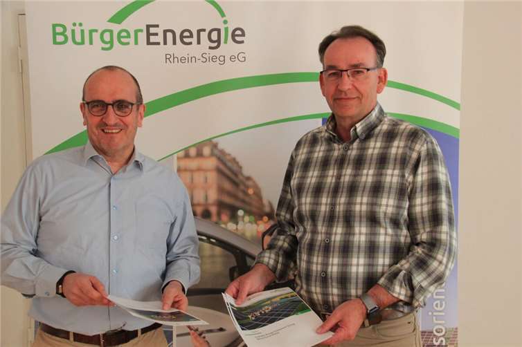 Im Sinziger Pfarrheim informierten die Vorstände Dietmar Hansen (links) und Thomas Schmitz über das Projekt der Energiegenossenschaft.  Foto: GS