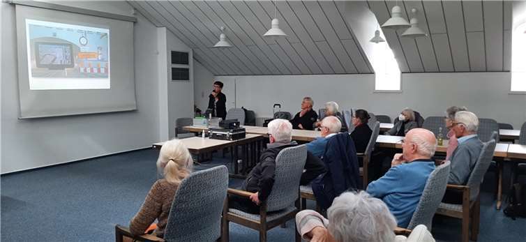 Im Sinziger Ratssaal informierten sich die interessierten Senior*innen bei Cornelia Brodeßer (mit Mikro) von der Deutschen Verkehrswacht.  Foto: Sabine Schmitz, Stadtverwaltung Sinzig