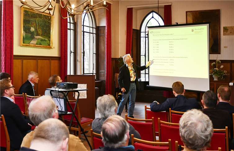 Im Sinziger Schloss informierte die Stadt über ihr Konzept zum Hochwasserschutz.Foto: -RASCH-