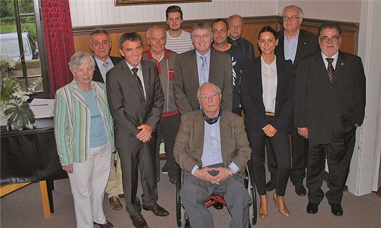 Im Sinziger Schloss wurden Ortsvorsteher Gunter Windheuser (2. v. l.) und die gewählten Ortsbeiratsmitglieder in ihre Ämter verpflichtet. privat