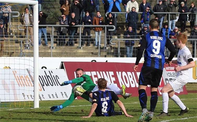 Im Sitzen stochert Michael Stahl den Ball über die Linie und sorgte somit für eine vorgezogene Rosenmontagsfeier im Stadion Oberwerth.TH