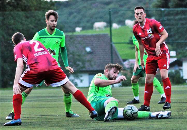 Im Sitzfußball versucht sich hier der Mendiger André Marx, beobachtet von seinem Mannschaftskollegen Manuel Oster und vom Malberger Sven Heidrich (links). Fotos: SK