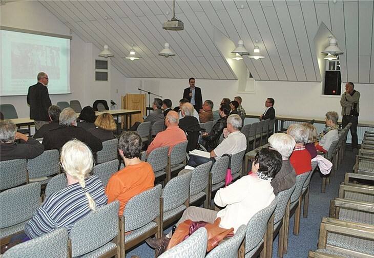 Im Sitzungssaal des Rathauses fand die Einwohnerversammlung zum Thema Barrierefreiheit statt. BL