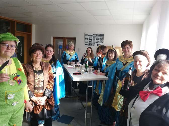 Im Sitzungssaal wurde gefeiert.