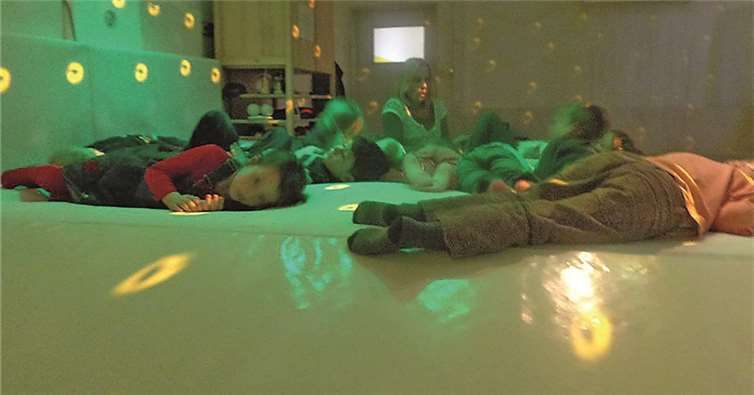 Im Snoezelenraum konnten die Kinder die Lichtspiele beobachten. privat