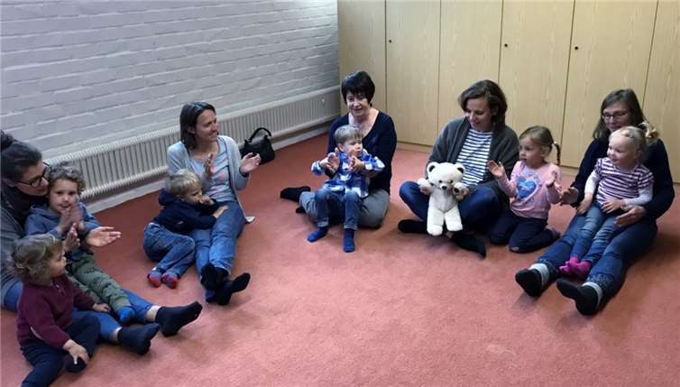 Im Sommer 2007 entschloss sich der Mehlemer Quartettverein, die Patenschaft für eine Eltern-Kind-Gruppe zu übernehmen, die den Namen „Toni singt im Liedergarten“ trägt.privat