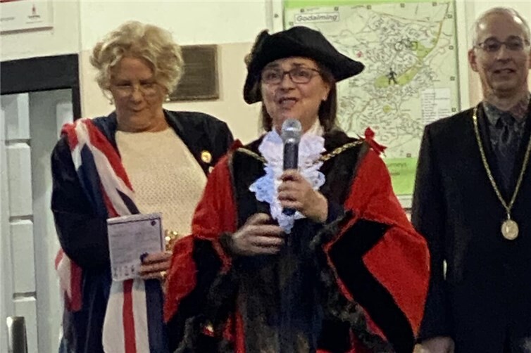 Im Sommer 2022 hielt Bürgermeisterin Shirley Faraday in Godalming eine Rede zum 70. Thronjubiläum der Queen.