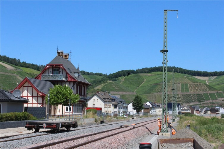 Im Sommer 2025 wurde an der Bahntrasse in Dernau noch gearbeitet.  Foto: Archiv / WITE