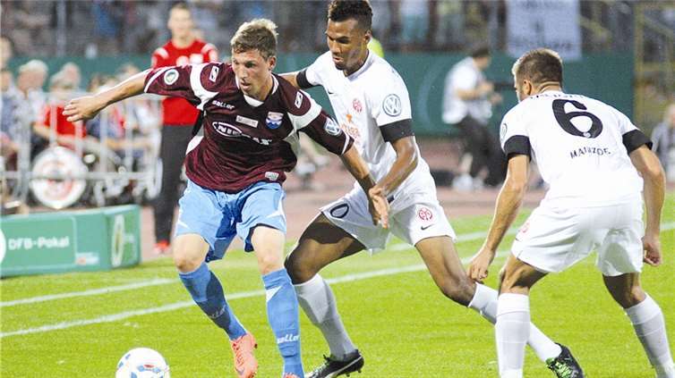 Im Sommer durfte der SV Roßbach/Verscheid in Koblenz den FSV Mainz 05 zu einem DFB-Pokalspiel begrüßen und schied in Runde eins des Wettbewerbes aus. Jetzt soll im regionalen Wettbewerb weiter gewonnen werden, damit auch die dritte Teilnahme am DFB-Pokal gelingt. Das Team von Thomas Esch steht bereits im Viertelfinale und hofft auf weitere Erfolge in diesem Wettbewerb.   -TH-