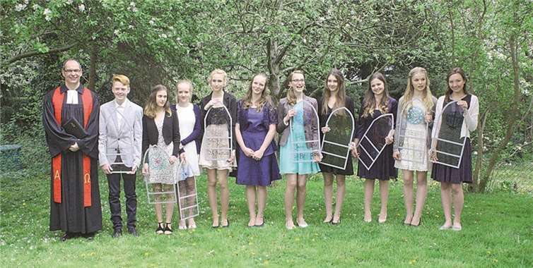 Im Sonnenschein stellten sich die frisch Konfirmierten am Sonntagmittag unter blühenden Obstbäumen zum Gruppenfoto auf. DL