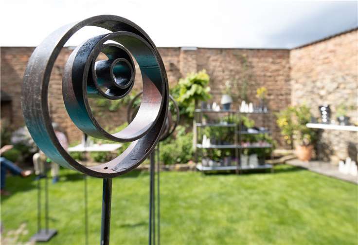 Im Sonnigen Garten fanden Gäste Metall- und Keramikwerke.