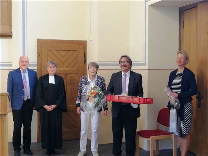 Im Sonntagsgottesdienst in der Christuskirche gratulierten Hans-Jürgen Scholz Pfarrer Horst Küllmer, Pfarrerin Inge Gaebel und Presbyterin Claudia Isnardy im Namen der Kirchengemeinde zu diesem besonderen Dienstjubiläum und dankten ihm für den langjährigen engagierten Dienst.Foto: privat