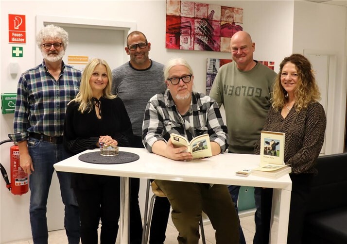 Im Sozialkaufhaus in Montabaur wurden mit Autor Diemar Gaumann (in der Mitte mit seinem Buch) Westerwälder „Heilige Kühe“ geschlachtet. Mit auf dem Foto zu sehen Beschäftigte und Unterstützer des Sozialkaufhauses.  Foto: Uli Schmidt