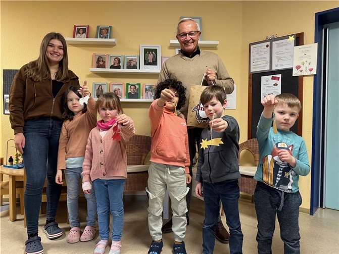 Im „Spatzennest“, der Kita in Dernbach, überreichte Landrat Achim Hallerbach den kleinen Kunsthandwerkerinnen und Kunsthandwerkern einige Überraschungstüten und dankte den Mädchen und Jungen herzlich für die kreative Ausgestaltung des Weihnachtsbaum-Schmucks im Kreishaus. Foto: Thomas Herschbach