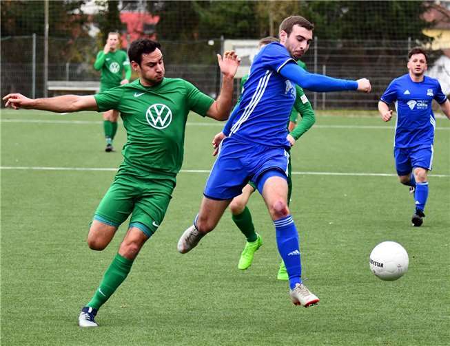 Im Spiel gegen die SG Elztal (rechts René Durben) war Jonas Jaber an vielen gefährlichen Aktionen beteiligt.