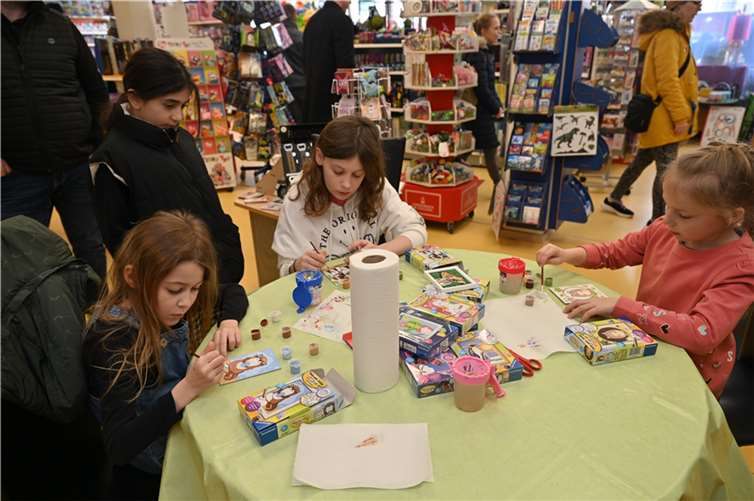 Im Spielwarengeschäft Waldecker standen Malaktionen für Ostern im Mittelpunkt.