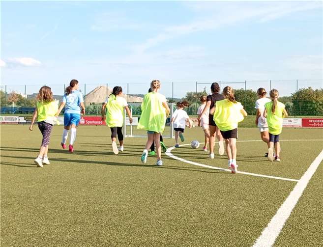 Im Sportpark fand das erste Fußballtraining der Mädchen des SV Kripp statt. Foto: Marc Göttlicher