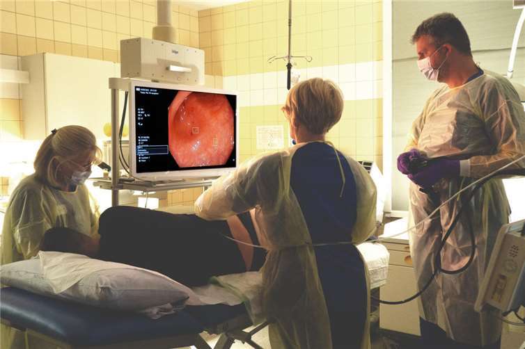 Künstliche Intelligenz unterstützt Ärzte bei der Darmspiegelung  Im St. Nikolaus-Stiftshospital kommt bei Darmspiegelungen Künstliche Intelligenz (KI) zum Einsatz, um Ärzte bei der Erkennung von Polypen und auffälligem Gewebe zu unterstützen. Foto: St. Nikolaus-Stiftshospital
