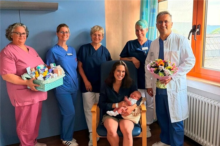 Im St. Nikolaus-Stiftshospital wurde mit Juri die 500. Geburt des Jahres begleitet. Oben von links: Hebamme Claudia Schneider, Oberärztin Dr. Anke Rode, Stationsleitung Ulrike Dungs-Schwertner, Kinderkrankenschwester Jessica Funk und Chefarzt der Gynäkologie und Geburtshilfe Ilhan Saka. Vorne: Mutter Carolin Wagner mit ihrem Baby Juri.