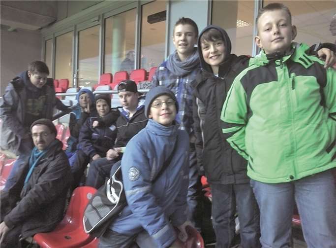 Im Stadion guckt sich Fußball immer noch am besten. privat