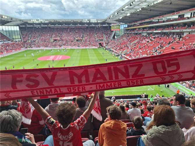 Messdiener besuchen Bundesligaspiel Im Stadion selbst hatten die Messdiener beste Sicht auf das Spielgeschehen und fieberten eifrig mit.