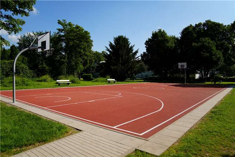 Im Stadtpark ist hinter dem „Icehouse“ - in unmittelbarer Nachbarschaft zur Skate-Anlage - ein Outdoor-Basketballplatz entstanden. Foto: Stadt Neuwied