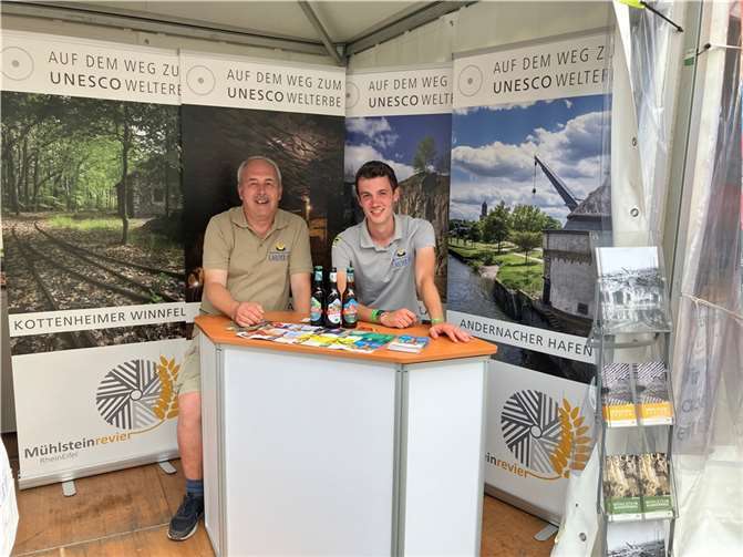 Im Stand des Mühlsteinreviers informierten der Leiter der Geschäftsstellte Frank Neideck (li.) und Projektleiter Dr. des. Nicolas Junglas (re.) über den Welterbe-Antrag und schenkten dabei das ein oder andere Vulkan-Bier aus.  Foto: Julia Schweitzer