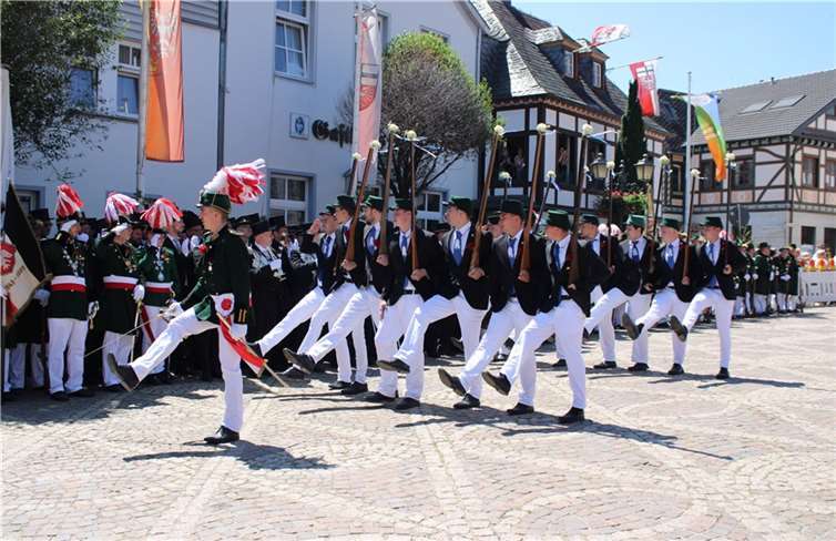 Im Stechschritt paradieren die Junggesellen, die zwei Tage nach den Bürgerschützen ihren Festkommers abhielten, zu Ehren der Majestäten.