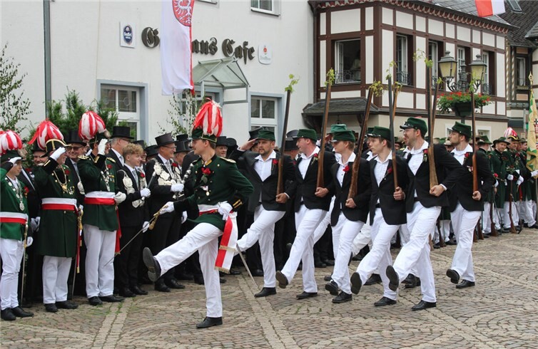 Im Stechschritt wurde an den Majestäten vorbei paradiert.  Fotos: DU
